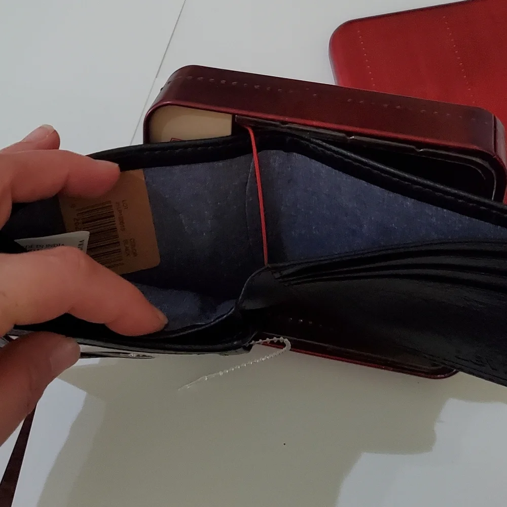 🤩Brand New in box Levi's black leather wallet